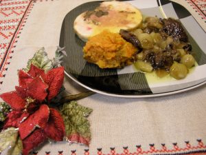 Tall rodó de pollastre amb dàtils, pinyons, rossinyols i pure de moniato