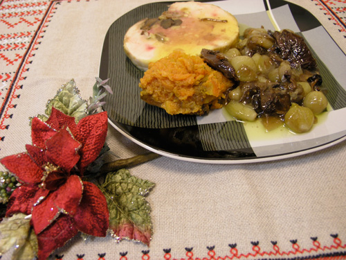 Tall rodó de pollastre amb dàtils, pinyons, rossinyols i cebetes i pure de moniatos