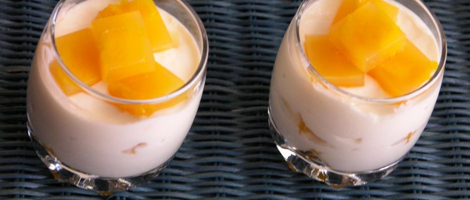 gotets de iogurt de llimona i gelatina de mango