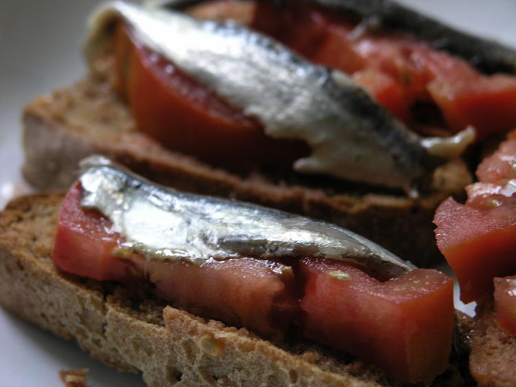Pa de sègol amb tomàquet i anxova Pa de sègol amb tomàquet i anxova