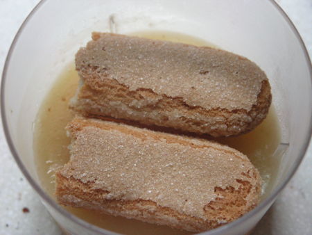 Gotet de gelatina de préssec paraguaià amb biscotti savoiardi