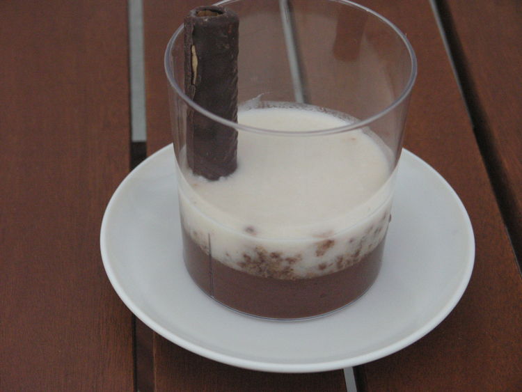 Gotet de crema de xocolata amb crumble de cookie i cremós de pera Gotet de crema de xocolata amb crumble de cookie i cremós de pera