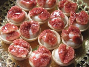 Mini tartaletes amb menjar blanc i figues pintades amb gelatina