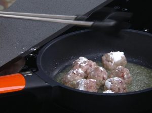 Anna Genís de Llepadits fent la sopa torrada de mandonguilles