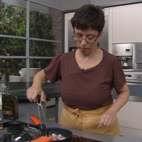 Anna Genís de Llepadits concentrada preparant la sopa
