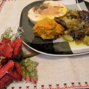 tall rodó de pollastre amb dàtils, cebetes i moniato